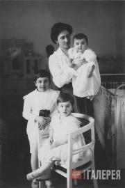 Yelena Lyapunova with her children