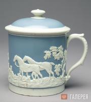 Mug with Lid Decorated with Fox-hunting Scene Mug with Lid Decorated with Fox-hunting Scene