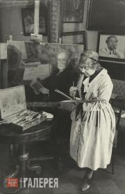 Anna Ostroumova-Lebedeva in the studio. 1947