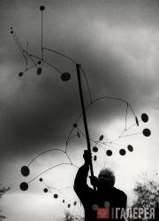 Ugo MULAS. Alexander Calder with Snow Flurry, Saché. 1963 Ugo MULAS. Alexander Calder with Snow Flurry, Saché. 1963