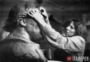 Yekaterina Belashova working on the model of the statue of the pilot A. Serov
