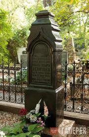 Monument at Levitan’s grave at the Novodevichy Cemetery in Moscow Monument at Levitan’s grave at the Novodevichy Cemetery in Moscow