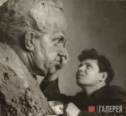 Marat Samsonov working on his sculpture of Nikolai Zhukov, People’s Artist of the USSR, Artistic Director of the Grekov Studio of War Artists Marat Samsonov working on his sculpture of Nikolai Zhukov