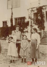 Vasily Polenov with his daughters at the Borok estate. 1900s Vasily Polenov with his daughters at the Borok estate. 1900s
