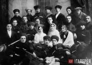 Х.-Б.Б. Ахриев и Г.-М.А. Доурбеков  среди артистов Ингушского театра на Олимпиад