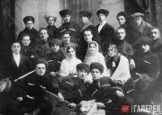Х.-Б.Б. Ахриев (в третьем ряду второй слева) и Г.-М.А. Доурбеков (в четвертом ря