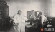 А.Я. Головин и И.Я. Гремиславский за обсуждением макета для постановки трагедии 
