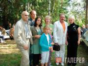 Levitan’s greatgreat niece – Eleonora Zhigalina, née Birchanskaya (third right) and great-great nephew Vitaly Birchansky (second left) Levitan’s greatgreat niece