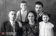 Изображены – в первом ряду (слева направо): отец Константин Иванович Церетели,..
