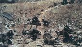 Джефф УОЛЛ. Разговор мертвых солдат. Разведгруппа Красной Армии, попавшая в засаду у Moquor’a, Афганистан, зима 1986 года. 1991–1992