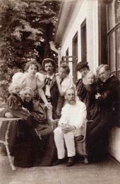 Вера Николаевна и Павел Михайлович Третьяковы в окружении семьи. Куракино. 1898
