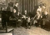 Александр Ильич (крайний слева) и Вера Павловна (сидит) Зилоти в кругу друзей. Финляндия. 1919