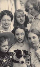 Внучки П.М. Третьякова: Марина Гриценко, Вера Зилоти, Анастасия Боткина, Оксана Зилоти, Кириена Зилоти, Александра Боткина. 1908