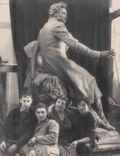 В мастерской у проекта памятника А.С. Пушкину для Михайловского. Фото 1958 г.