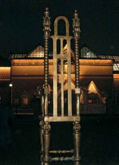 Трон. 2002