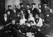 Х.-Б.Б. Ахриев (в третьем ряду второй слева) и Г.-М.А. Доурбеков (в четвертом ряду второй справа) среди артистов Ингушского театра на Олимпиаде искусств горских народов края
