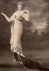 Оперная певица Ж. Белак в костюме, созданном по эскизу Л.С. Бакста. Фото. 1913
