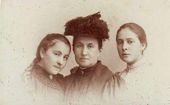 Е.Г. Мамонтова с дочерьми Александрой и Верой (справа). 1884