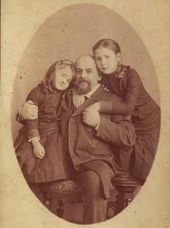 С.И. Мамонтов с дочерьми Александрой и Верой (справа). 1884
