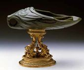 Оттавио Мизерони, ок. 1600, Мишель Дебург, 1684–1687. Ваза из нефрита на позолоченном основании с дельфинами. «Сокровище Дофина». © Museo Nacional del Prado