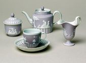 Сиреневый маканый чайный сервиз с белым рельефным декором. 1785–1800. © National Museums Liverpool/Lady Lever Art Gallery
