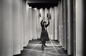 Луиз Буржуа внутри инсталляции «Логово на шарнирах» (коллекция Музея современного искусства, Нью-Йорк) в 1986 году. Фото: © Питер Беллами. Инсталляция: © The Easton Foundation / РАО, Москва