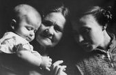 А.Г. Пологова с сыном Алешей и тетей Анной Исаковной Пологовой. 1955
