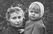 А.Г. Пологова с сыном Алешей. Июль 1956