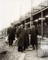 Н.К. фон Мекк (2-й слева) и А.В. Щусев (3-й слева) на строительной площадке Казанского вокзала. 1916