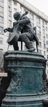 >Памятник Мстиславу Ростроповичу. 2012
