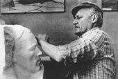 Владимир Цигаль за работой над портретом Д.М. Карбышева. 1966