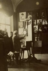 Посещение И.К. Айвазовским пейзажной мастерской при Высшем Художественном училище Императорской Академии художеств. А.И. Куинджи – стоит третий слева. Между 1896 и февралем 1897, Санкт-Петербург