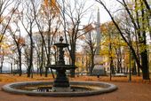 Здание Санкт-Петербургского государственного академического института живописи, скульптуры и архитектуры имени И.Е. Репина. Вид из Румянцевского сада на фасад дома по 3-й линии