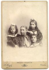 Е.К. Жиркевич с дочками (слева направо): Тамара, Маня и Катя. Вильна, 1908
