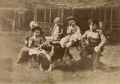 Семья А.В. Жиркевича на даче. Фотография. 1910