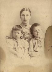Е.К. Жиркевич с детьми Сергеем и Варей. Середина 1890-х