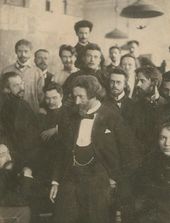 И.Е. Репин с группой учеников в ИАХ. 1890-е