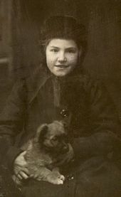 Тамара Жиркевич с щенком. 1913