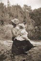 Александра с дочерью Еленой. Около 1903