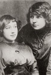 Анастасия (слева) и Марина Цветаевы. 1911