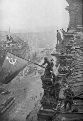 Знамя Победы над рейхстагом, 1945 год. Фото: Евгений Халдей / ТАСС 04.05.1945