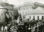 Перед главным входом в Третьяковскую галерею в день открытия. 17 мая 1945
