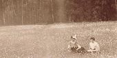 Нетта Пикок и Мария Якунчикова в поле ромашек. Около 1896