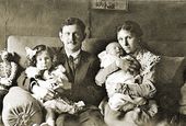 Иван Николаевич (1890–1927) и Надежда Николаевна (1889–1945, урожденная Гучкова) Прохоровы с детьми Верой и Николаем (1921–1942)<br />
Царицыно. Февраль 1921