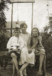 Надежда Николаевна Прохорова с Николаем и Верой. Звенигород 1929. Фотография