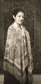 Зоя Калатозова в шали на фоне ковра. 1948