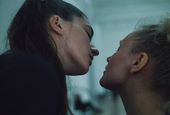 Франциска Айгнер и Катя Черанева в работе Анне Имхоф «Страх». Кунстхалле, Базель, 2016