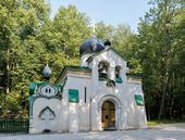 Церковь Спаса Нерукотворного в Музее-заповеднике «Абрамцево» (1881–1882, проект В.Д. Поленова, В.М. Васнецова) с часовней (1892, проект В.М. Васнецова)