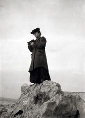 Мюнтер с блокнотом на скале. Тунис. Весна 1905