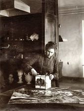 Анна Николаевна Баснина за работой. Витражный класс Строгановского центрального художественно-промышленного училища. 1903